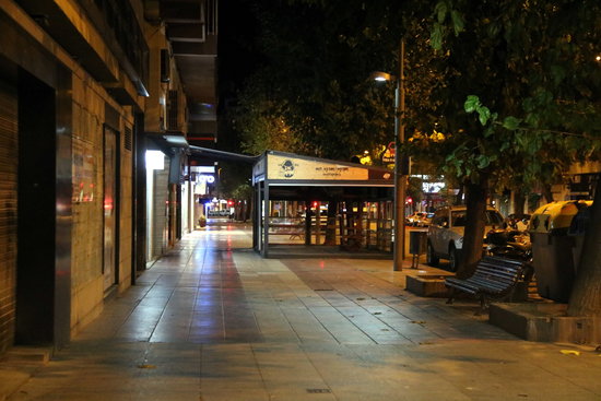 An empty Lleida street after the first Covid-19 curfew came into effect in October 2020 (by Anna Berga)